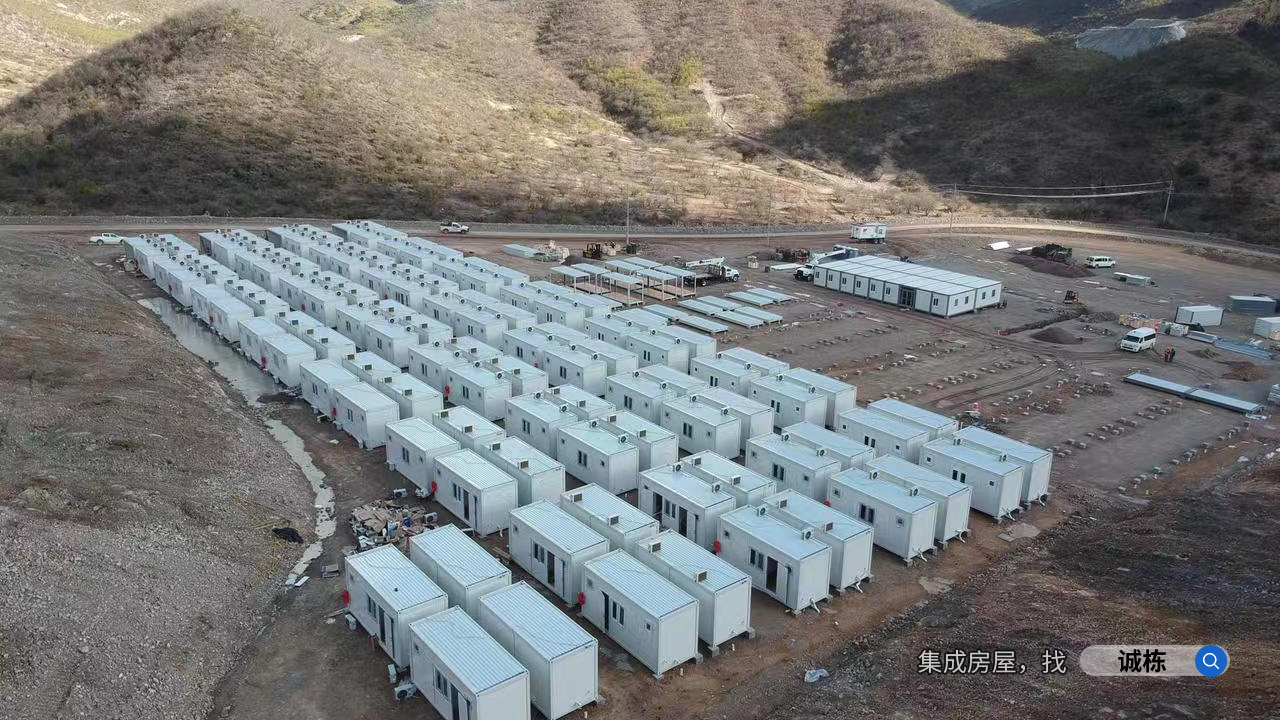 在现代建筑不断追求创新、环保与个性化的潮流下，集装箱房以其独特的优势脱颖而出，正逐渐改写建筑行业的版图。从功能拓展到设计理念，从技术革新到市场应用，集装箱房呈现出一系列引人瞩目的发展趋势。.png