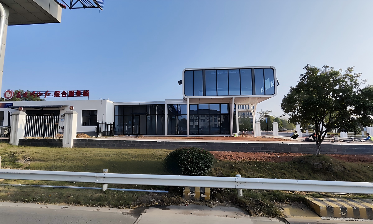板房安装全流程解析：从基础施工到快速入住的关键要点