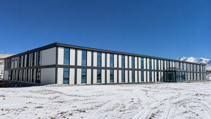 商业空间新风口：玻璃幕墙集装箱板房如何重塑模块化建筑美学与功能？
